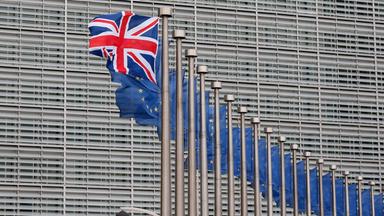 britische nationalflagge und eu-fahnen vor eu-kommission