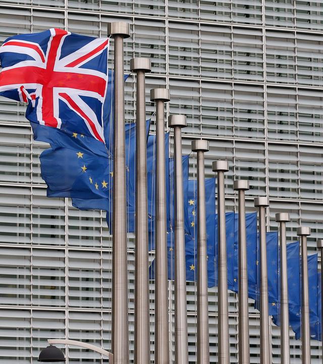 britische nationalflagge und eu-fahnen vor eu-kommission