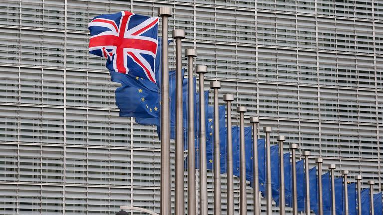 britische nationalflagge und eu-fahnen vor eu-kommission
