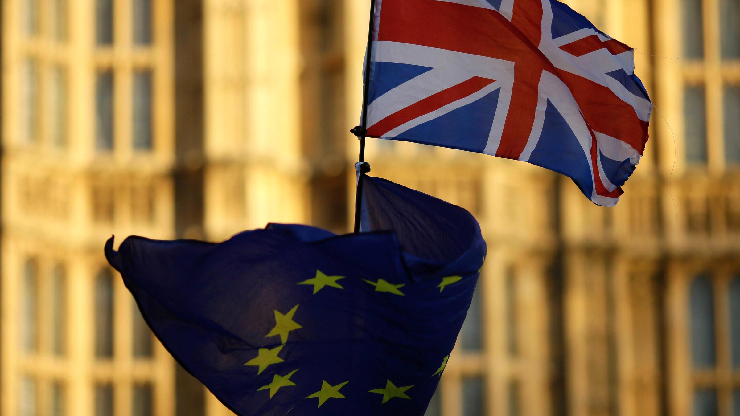 Flaggen von Großbritannien und der EU vor dem Houses of Parliament in London