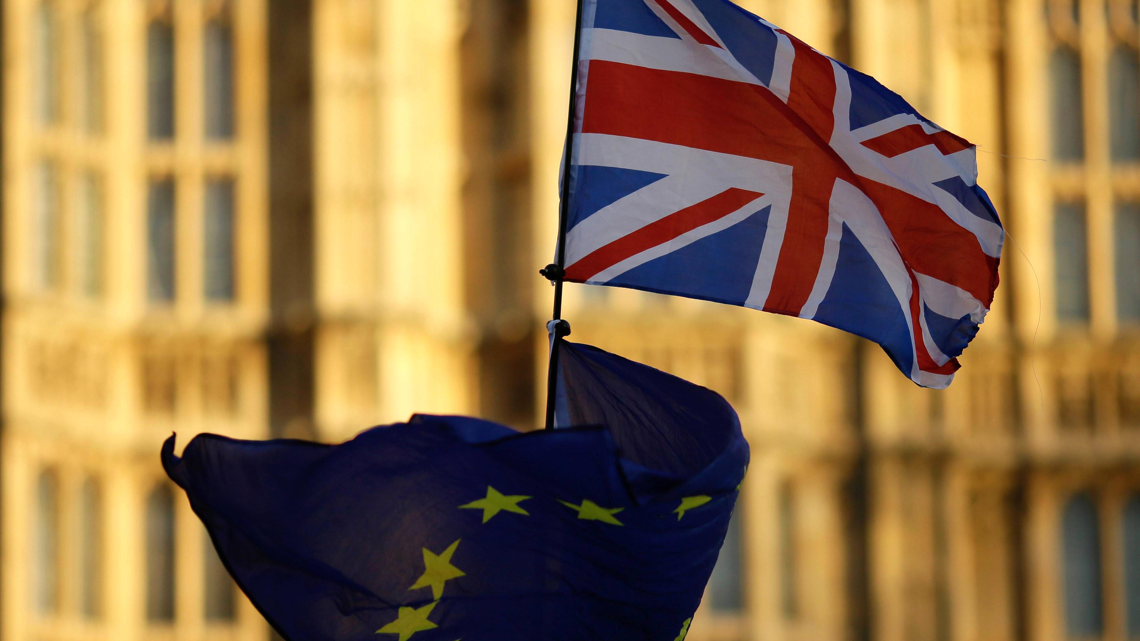 Flaggen von Großbritannien und der EU vor dem Houses of Parliament in London