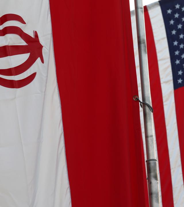 Die Flaggen der USA und des Iran sind am 25.04.2025 in Maskat, Oman, zu sehen.