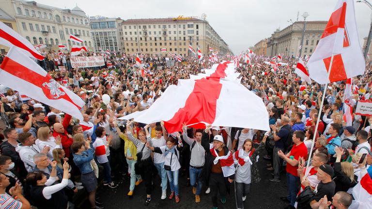 In Minsk protestieren Tausende gegen Präsident Lukaschenko und wehen dabei Weiß-Rot-Weiße Flaggen.