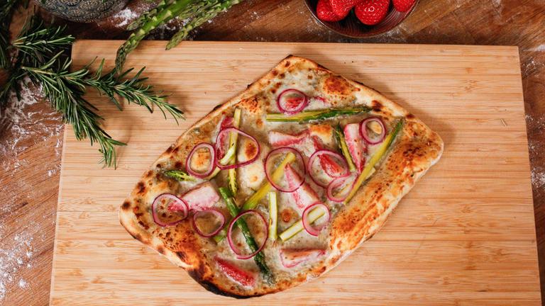 Flammkuchen mit Erdbeeren und Spargel