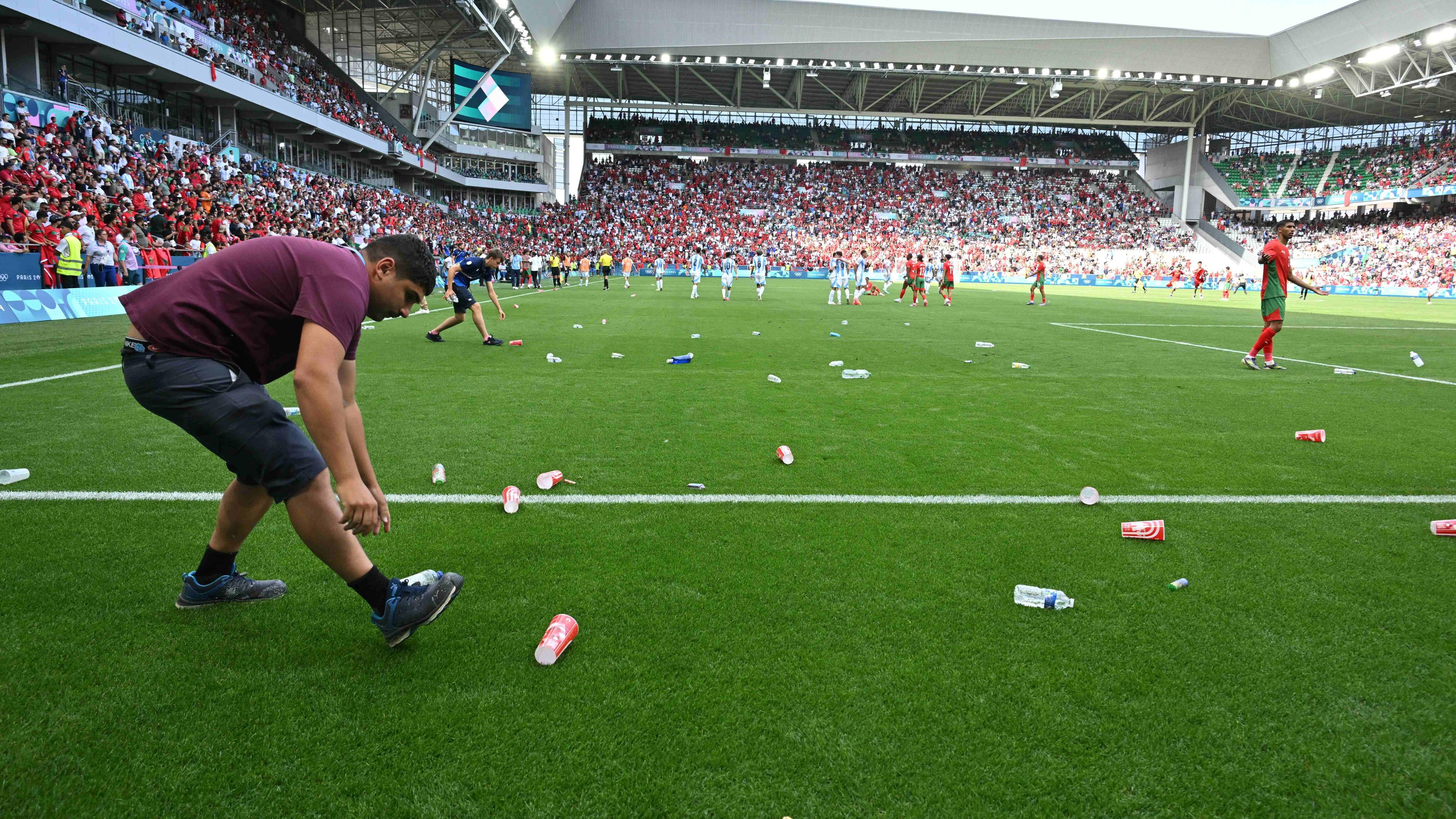 Flasche auf dem Spielfeld (Argentinien) gegen (Marokko).