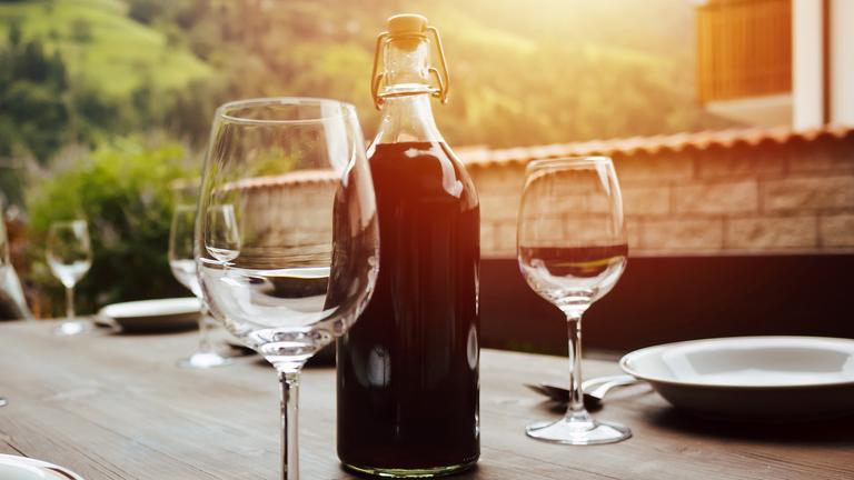 Flasche Rotwein und gedeckter Tisch