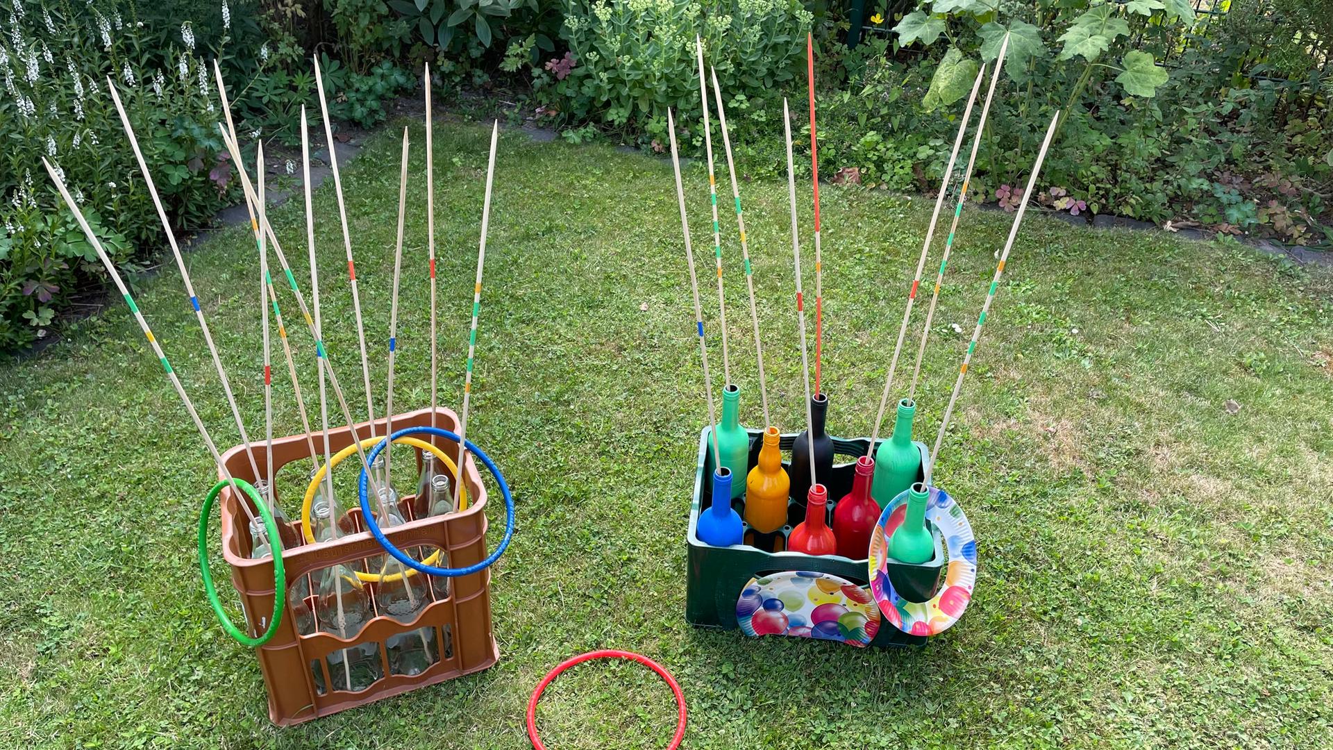 Beim Flaschen-Mikado werden die Stäbe in bunt bemalte Flaschen gestellt. Mit Ringen muss man versuchen, die Stäbe zu treffen.