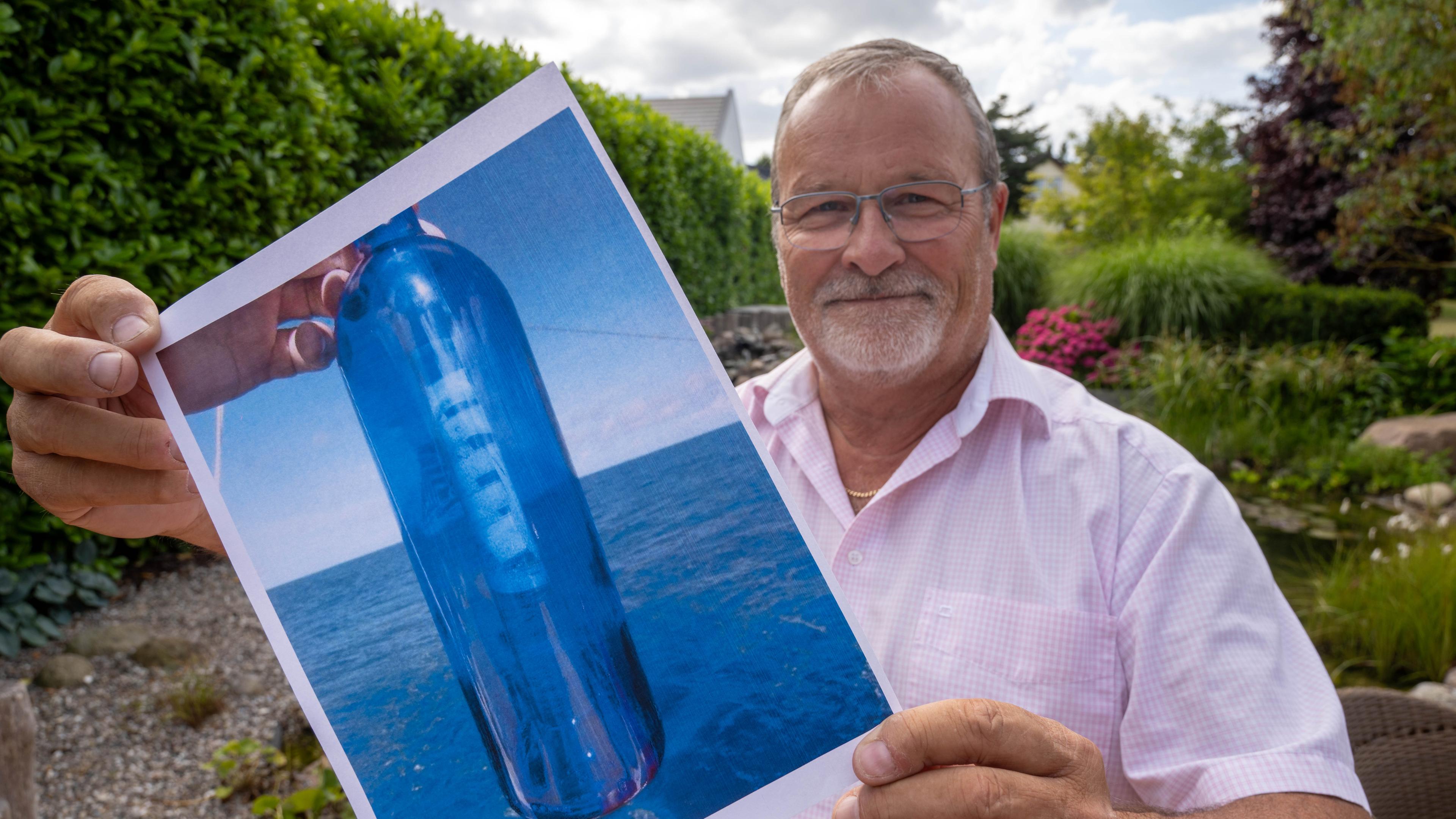 Jörg Wanke zeigt ein Foto seiner Flaschenpost. Das Ehepaar Jörg und Cornelia Wanke aus Heringsdorf hatten 2015 während einer Kreuzfahrt diese Flaschenpost in den Atlantik geworfen. 
