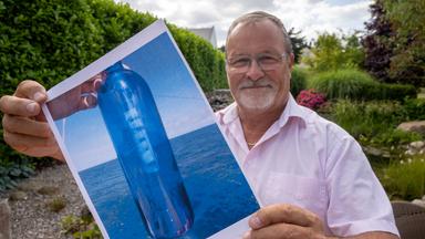 Jörg Wanke zeigt ein Foto seiner Flaschenpost. Das Ehepaar Jörg und Cornelia Wanke aus Heringsdorf hatten 2015 während einer Kreuzfahrt diese Flaschenpost in den Atlantik geworfen. 