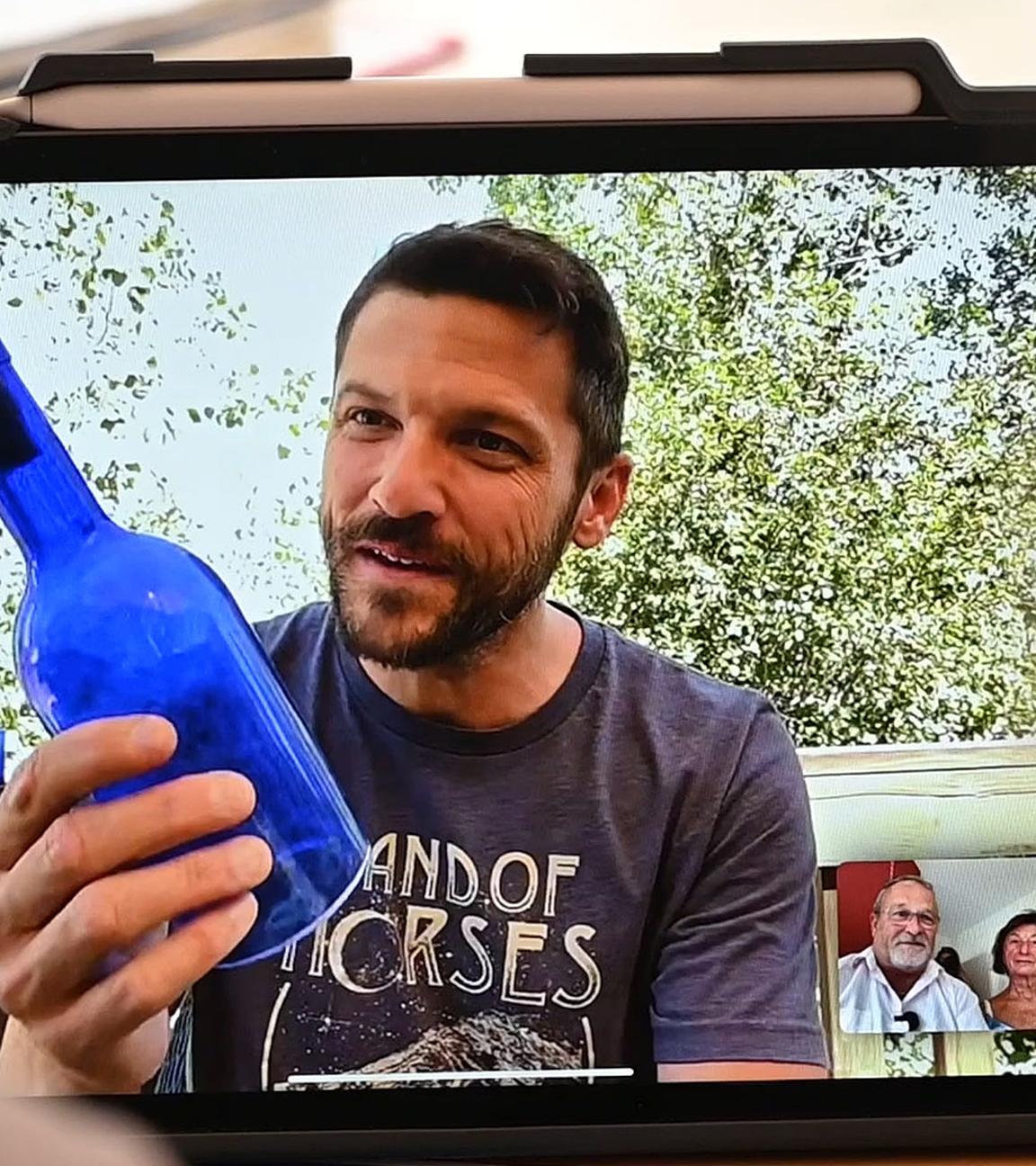  Clint Buffington, ein leidenschaftlicher Flaschenpost-Sucher, zeigt bei einem Videoanruf die Flaschenpost von Jörg Wanke. 