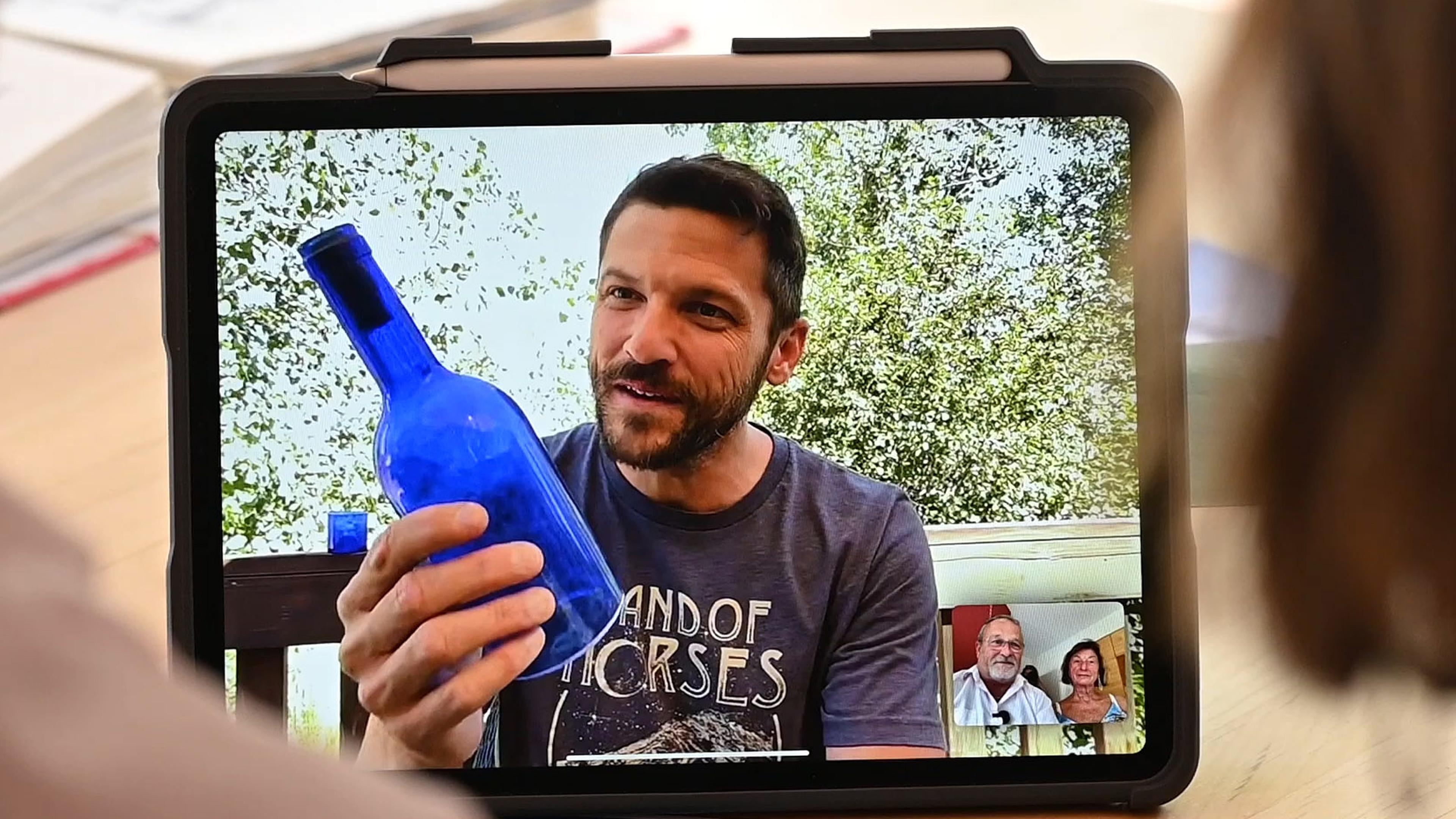  Clint Buffington, ein leidenschaftlicher Flaschenpost-Sucher, zeigt bei einem Videoanruf die Flaschenpost von Jörg Wanke. 