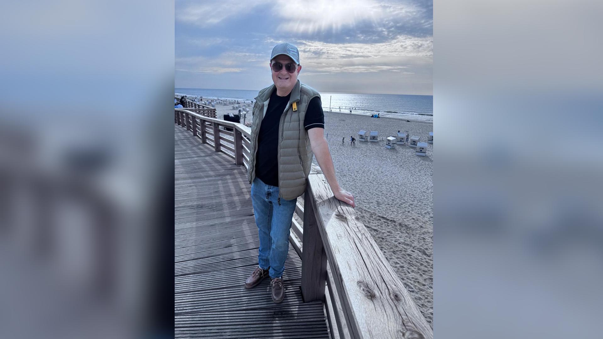 06.09.2025, Schleswig-Holstein, Sylt: Malte Bayer (56), Finder einer Flaschenpost auf Sylt, blickt in die Kamera. 