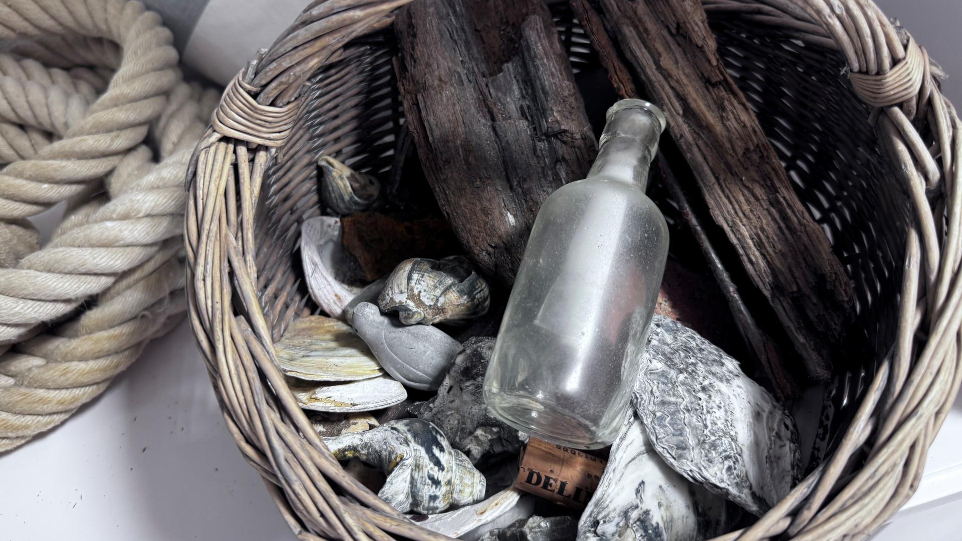 06.09.2025, Schleswig-Holstein, Sylt: Ein Flaschenpost liegt in einem Korb.