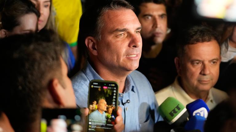 Der Oppositionskandidat für das Präsidentenamt, Flávio Bolsonaro, spricht nach seinem Einzug in die Stichwahl bei der Präsidentschaftswahl zu Vertretern der Presse am Sonntag, 4. Oktober 2026.