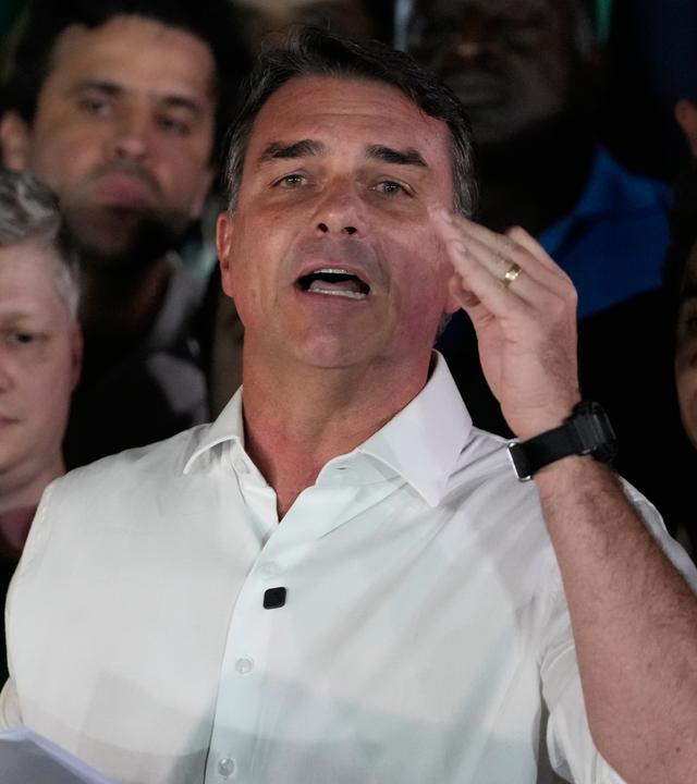 Der oppositionelle Präsidentschaftskandidat Senator Flavio Bolsonaro äußert sich nach der Stichwahl um das Präsidentenamt in Brasília, Brasilien.