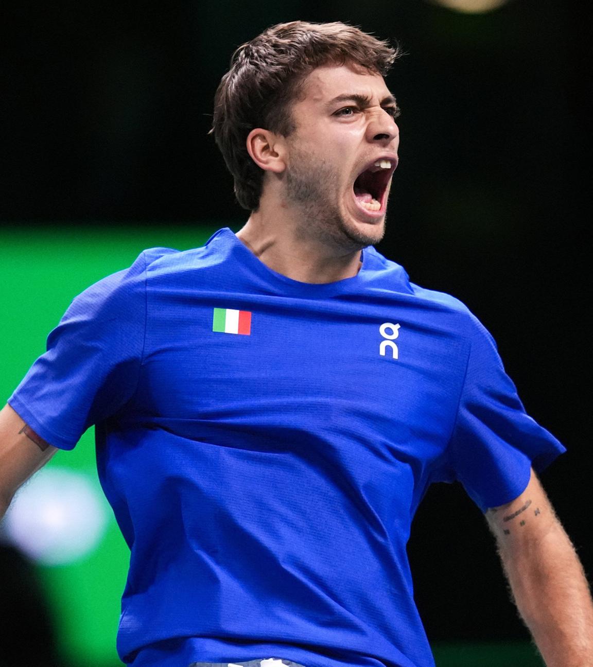 Flavio Cobolli feiert nach dem Gewinn des Satzes im Tennis-Finale der Davis-Cup-Finals 2025 gegen Jaume Munar (Spanien).