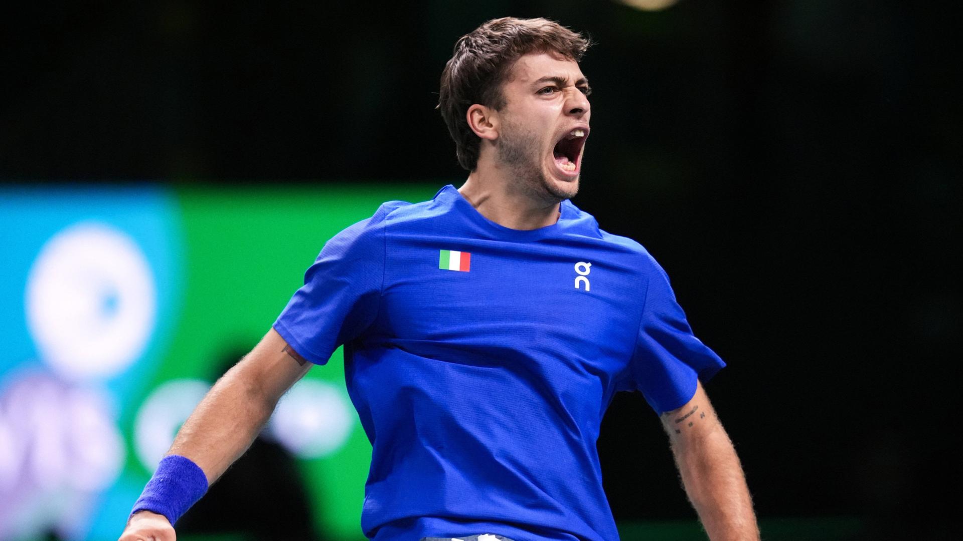 Flavio Cobolli feiert nach dem Gewinn des Satzes im Tennis-Finale der Davis-Cup-Finals 2025 gegen Jaume Munar (Spanien).