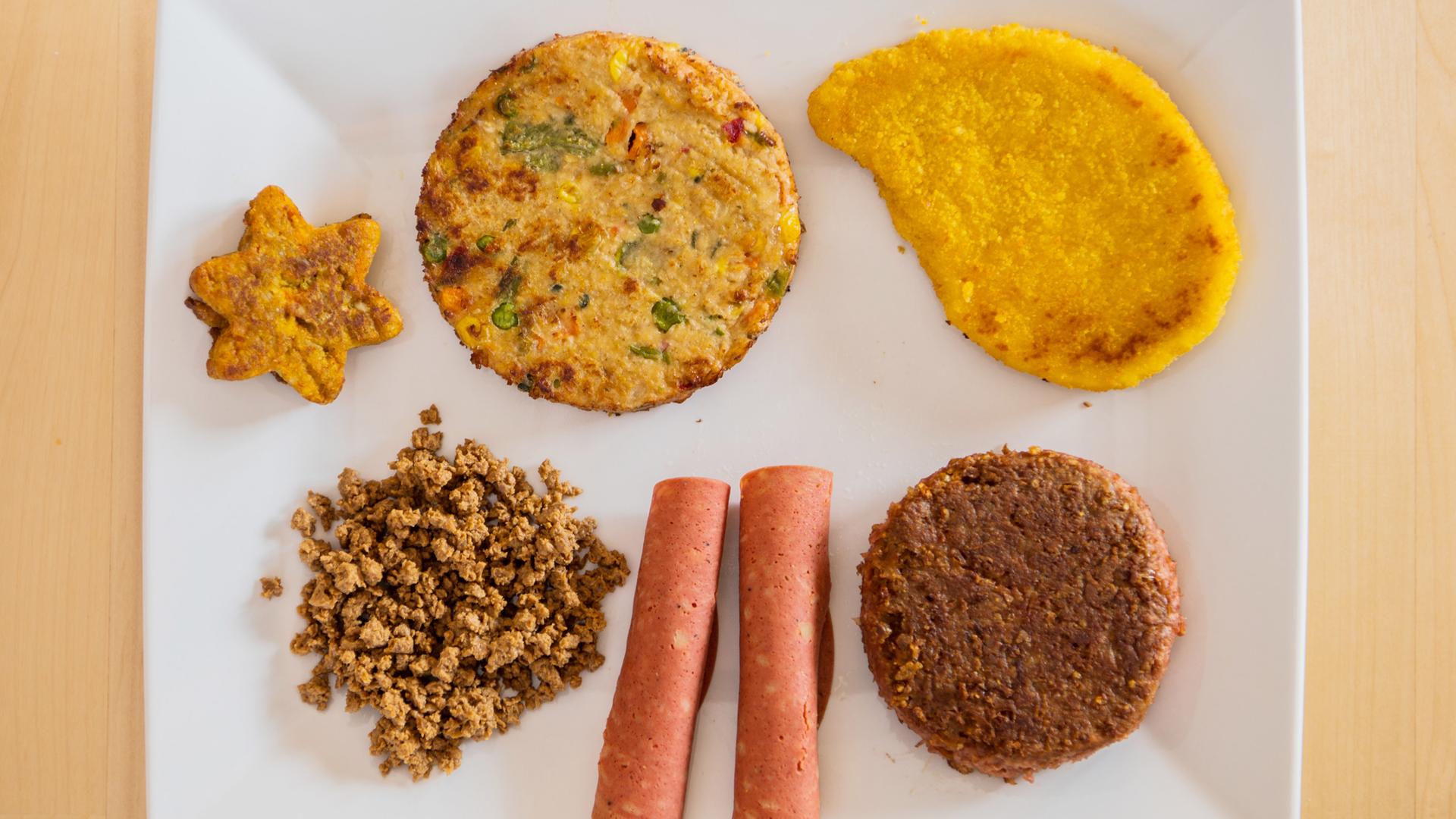 Auf einem Teller liegen mehrere verschiedene Fleischersatzprodukte.