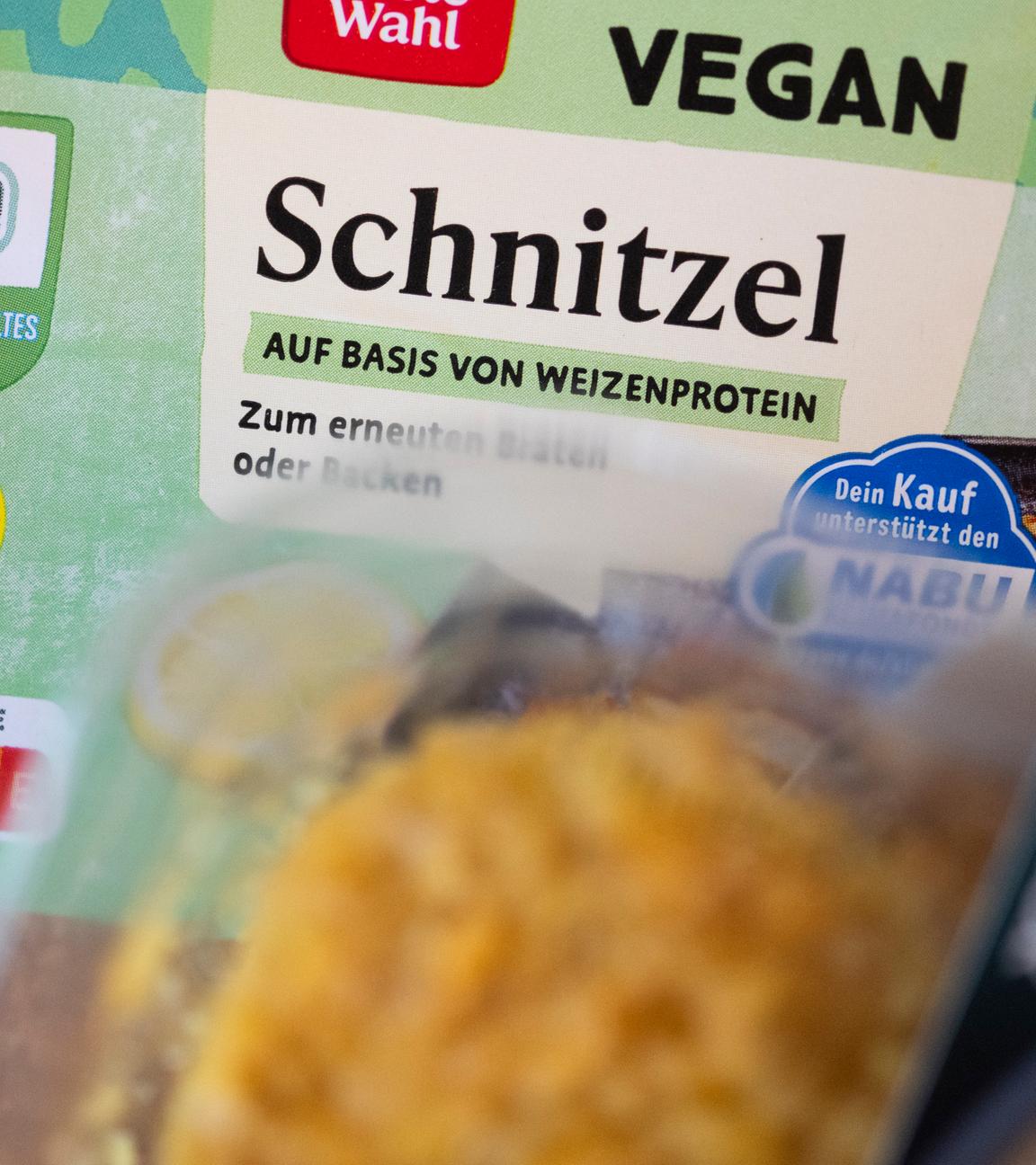 Baden-Württemberg, Stuttgart: Eine Packung veganes Schnitzel auf Basis von Weizenprotein.