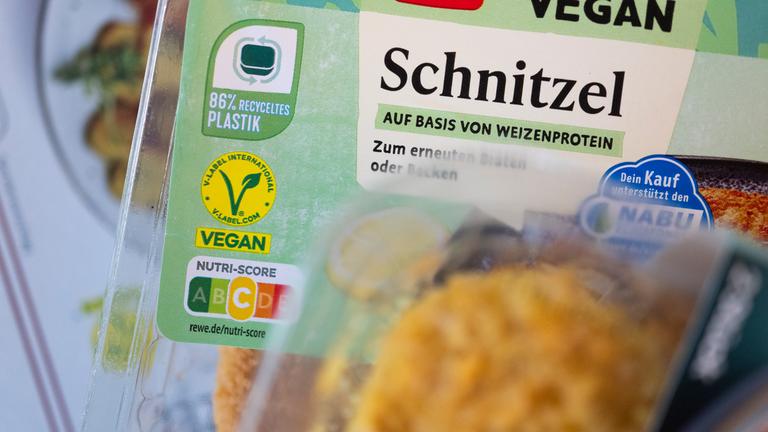 Baden-Württemberg, Stuttgart: Eine Packung veganes Schnitzel auf Basis von Weizenprotein.