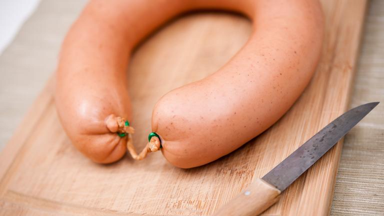 Aufnahme einer Fleischwurst auf einem Holzbrett, aufgenommen am 12.02.2016 in Oberursel