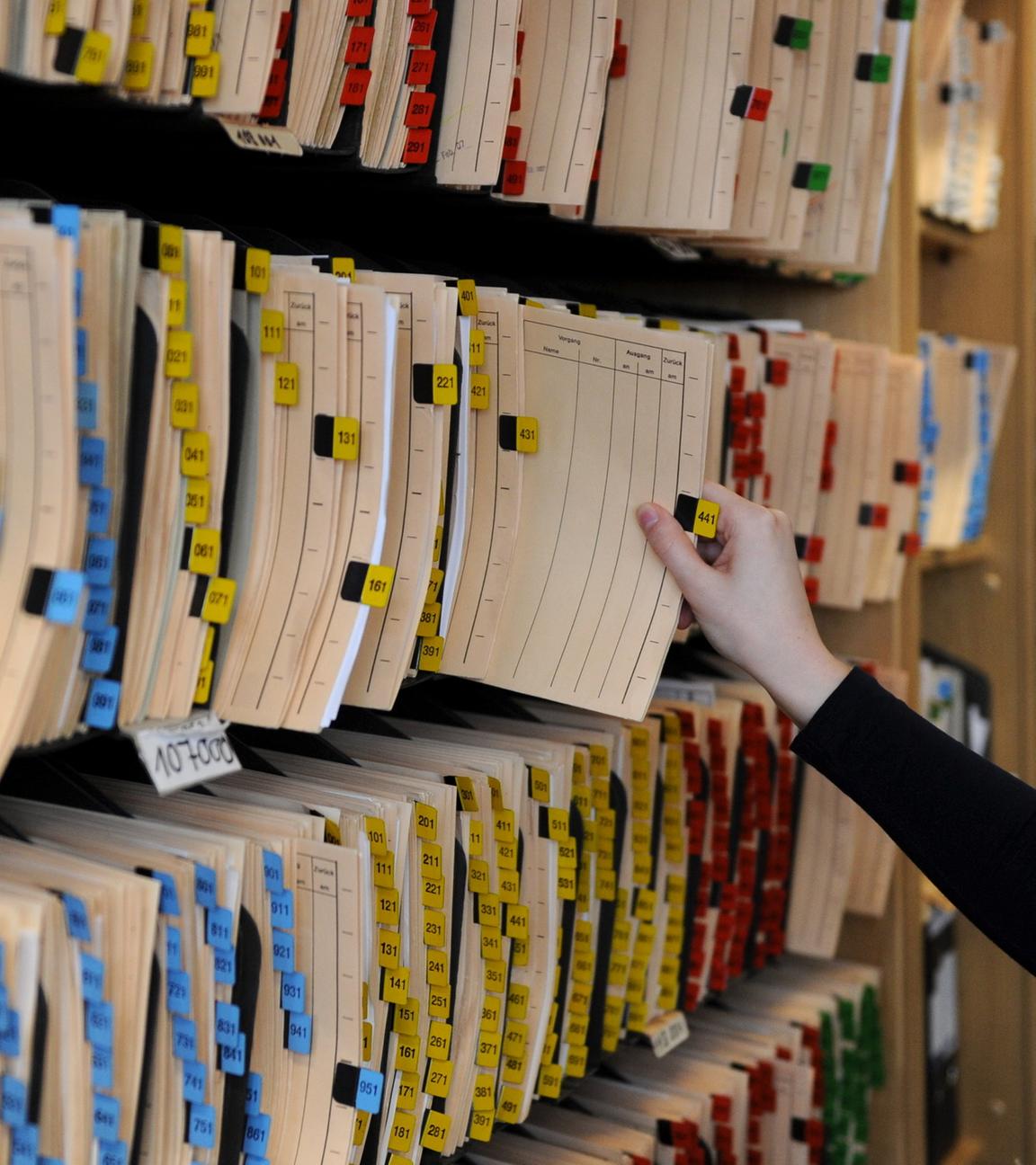 Eine Mitarbeiterin des Kraftfahrt-Bundesamtes in Flensburg Akten in einem Regal. In den Gebäuden des KBA werden neben den Daten aller Führerscheinbesitzer auch die «Punkte» in der Sünderdatei, dem Verkehrszentralregister, verwaltet. 