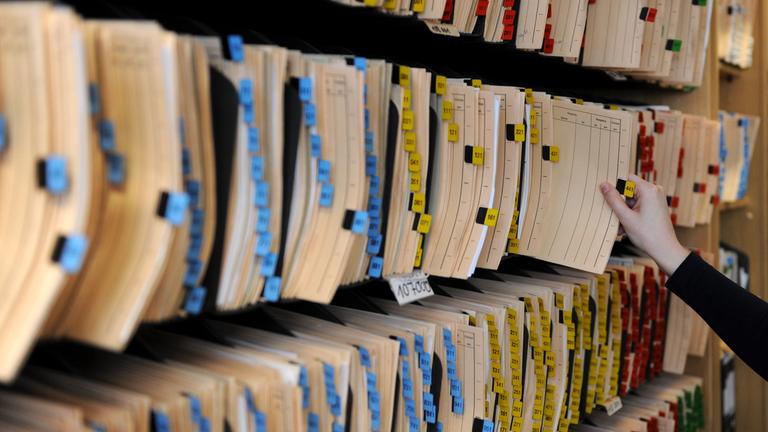 Eine Mitarbeiterin des Kraftfahrt-Bundesamtes in Flensburg Akten in einem Regal. In den Gebäuden des KBA werden neben den Daten aller Führerscheinbesitzer auch die «Punkte» in der Sünderdatei, dem Verkehrszentralregister, verwaltet. 