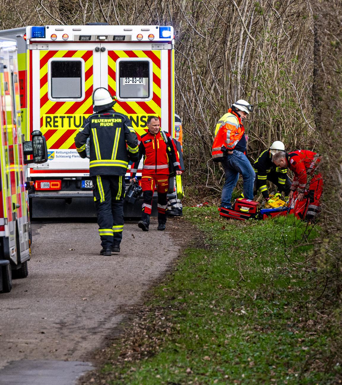 Rettungskräfte sind nach einem Unglück in einem Waldstück südöstlich von Flensburg im Einsatz. Bei einem Unglück sind am Ostersonntag drei Menschen ums Leben gekommen, darunter eine Mutter und ihr Baby. Ein etwa 30 Meter hoher Baum war in der Gemeinde Mittelangeln bei starken Windböen auf eine Gruppe gestürzt, wie die Polizei berichtete. Vier Menschen wurden unter dem Baum eingeklemmt.
