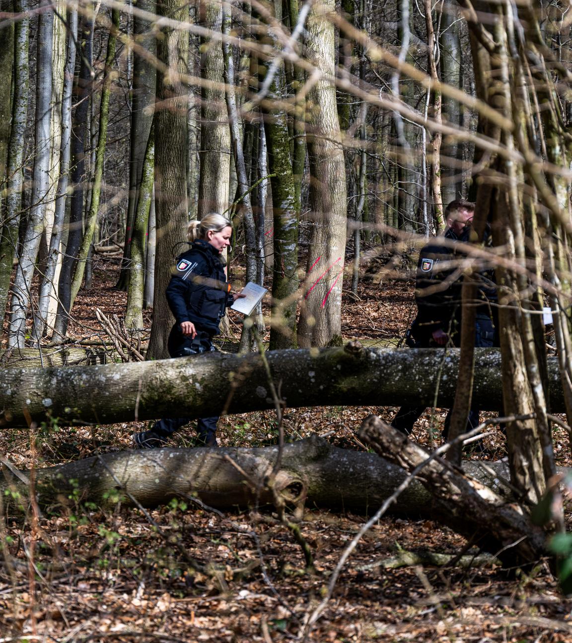 Polizisten untersuchen den Unfallort