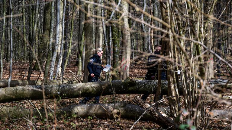 Polizisten untersuchen den Unfallort