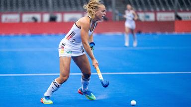 19.08.2026, Hockey, Frauen-Weltmeisterschaft: Jette Fleschütz im Spiel gegen die USA am Ball