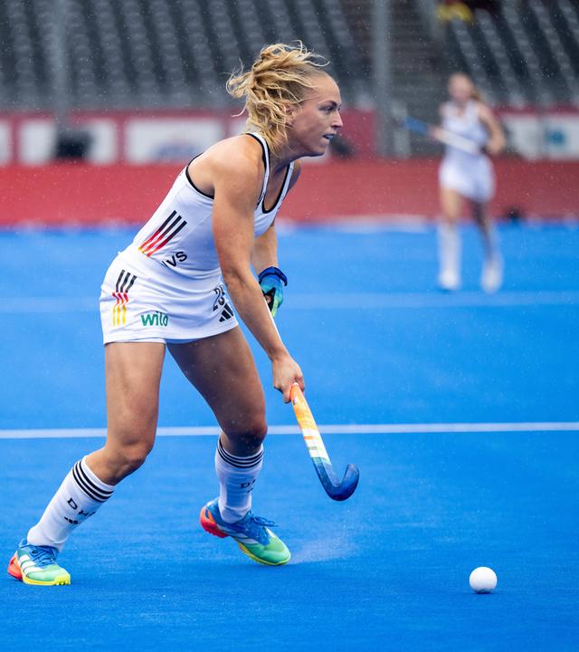 19.08.2026, Hockey, Frauen-Weltmeisterschaft: Jette Fleschütz im Spiel gegen die USA am Ball