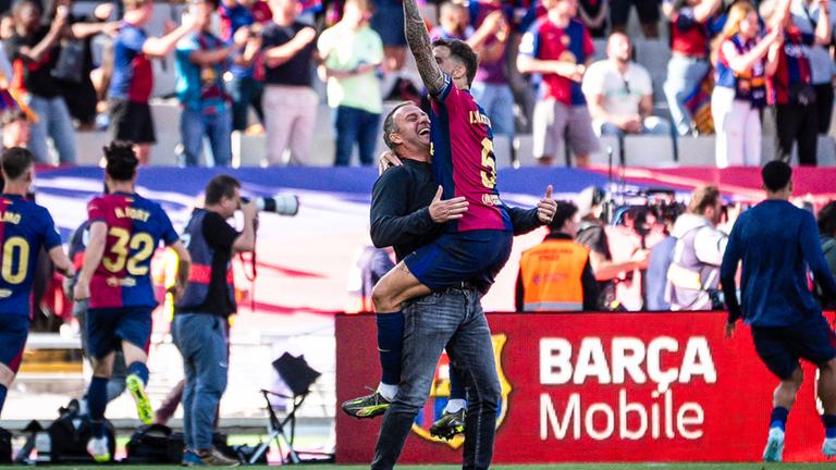 Hansi Flick jubelt zusammen mit Spieler Inigo Martinez