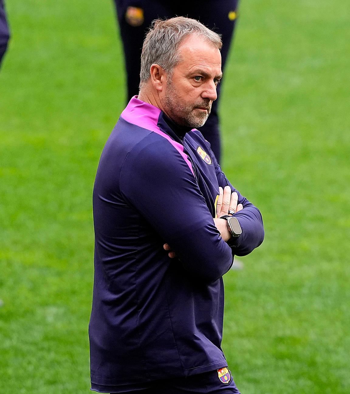 Hansi Flick steht auf dem Trainingsplatz als Trainer des FC Barcelona