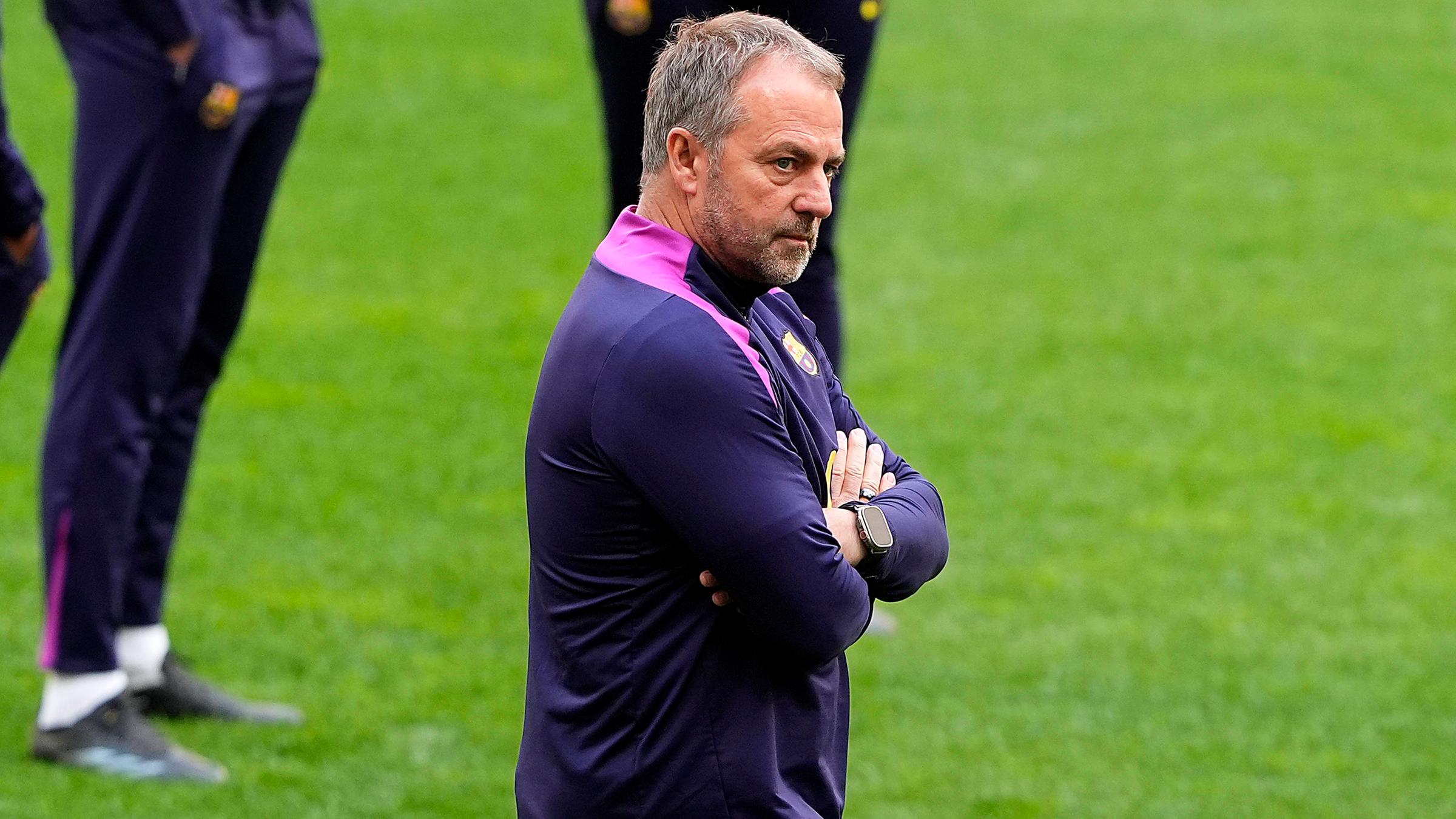 Hansi Flick steht auf dem Trainingsplatz als Trainer des FC Barcelona