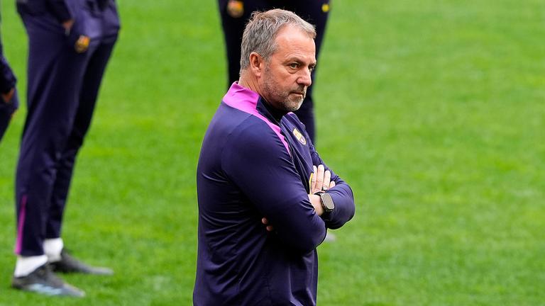 Hansi Flick steht auf dem Trainingsplatz als Trainer des FC Barcelona