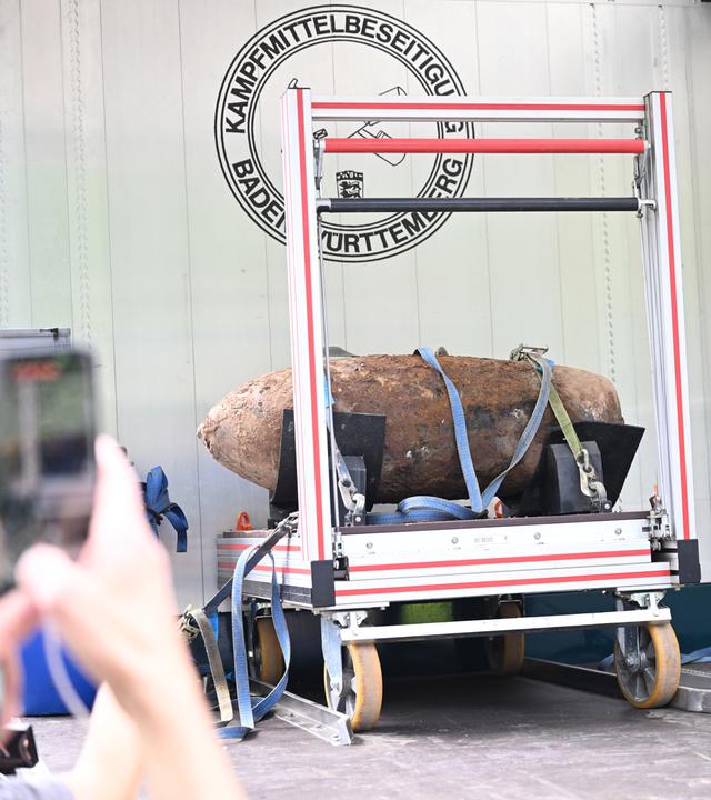 08.05.2026, Baden-Württemberg, Stuttgart: Eine entschärfte Fliegerbombe aus dem 2. Weltkrieg liegt zum Abtransport auf einem Wagen des Bombenentschärfungsdienstes.