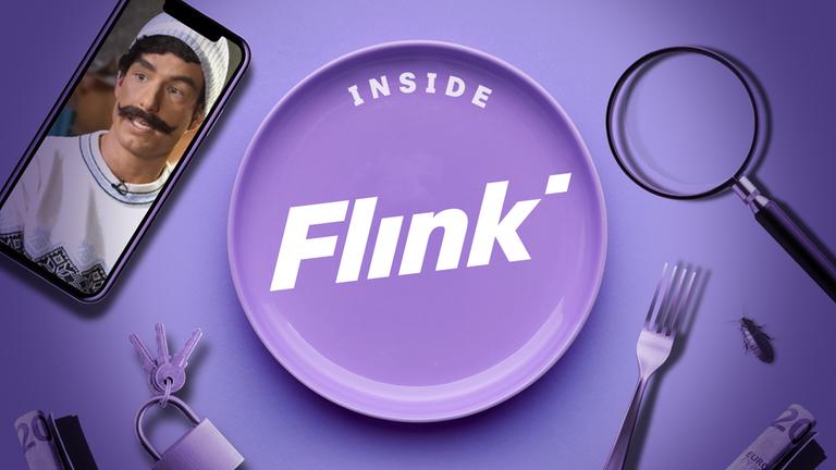 zwei Personen sitzen an einem Tisch 