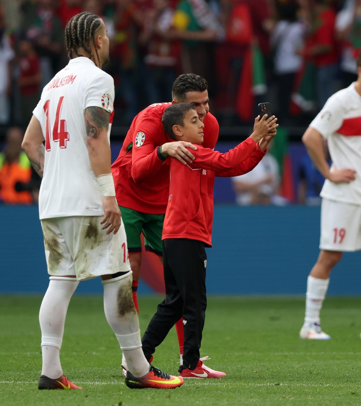 Flitzer macht Foto mit Cristiano Ronaldo