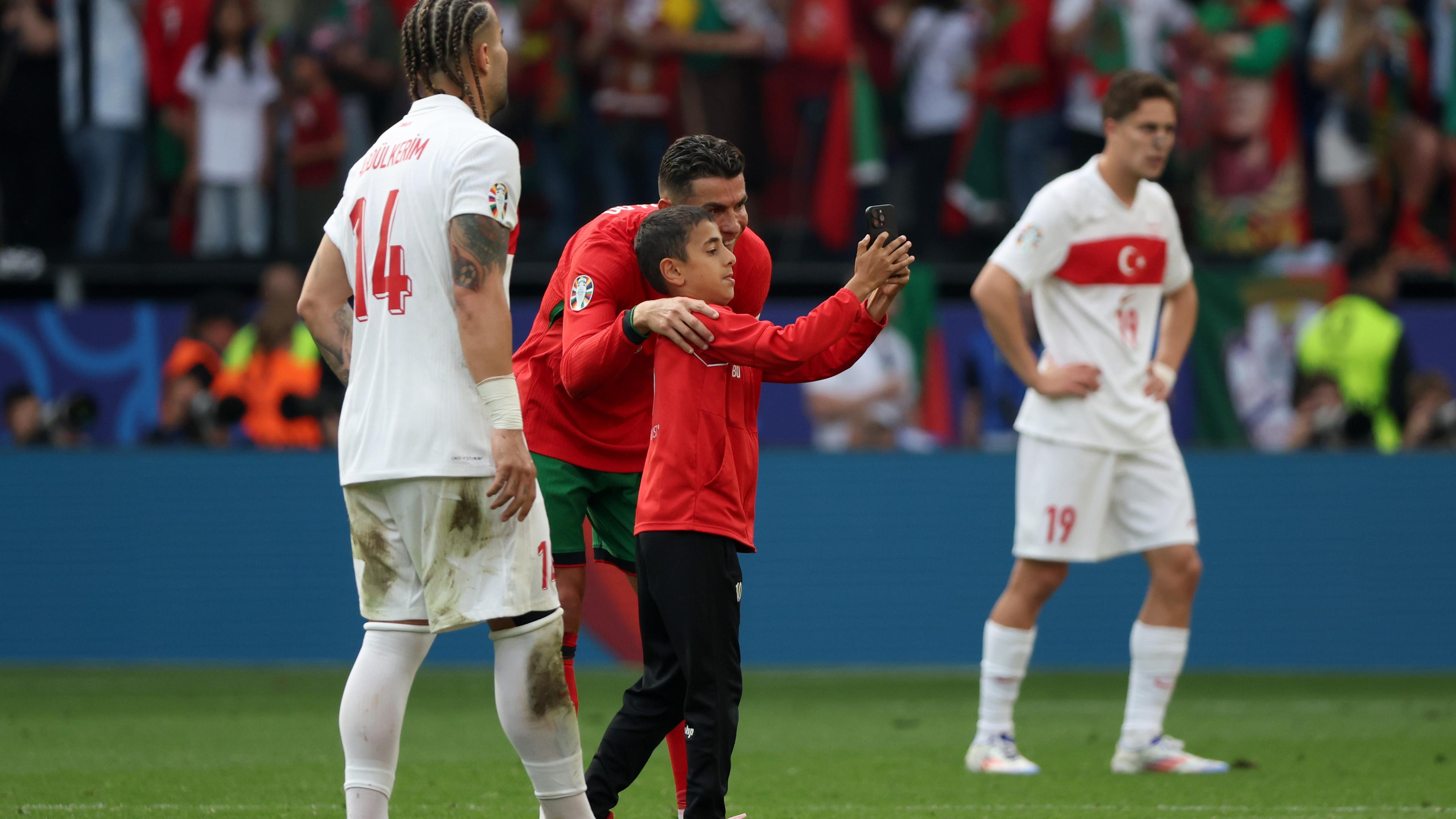 Flitzer macht Foto mit Cristiano Ronaldo