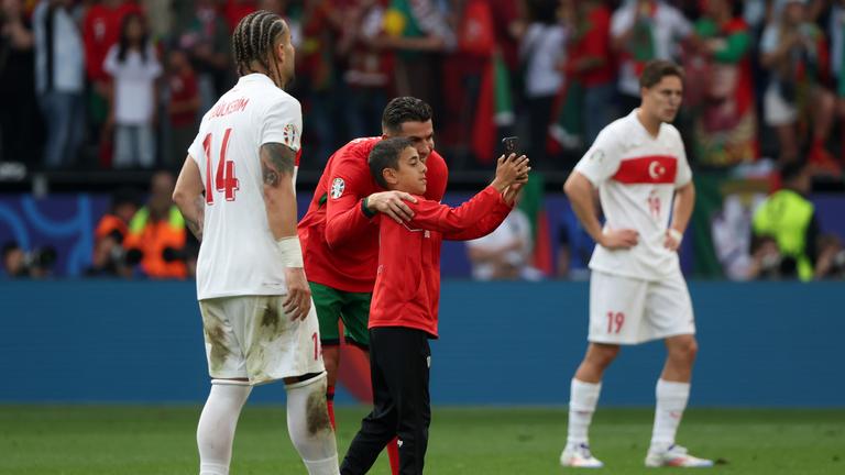 Flitzer macht Foto mit Cristiano Ronaldo