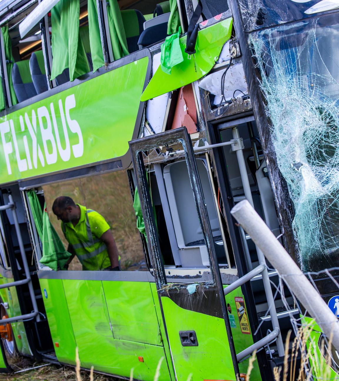 Flixbus auf der A19 umgekippt