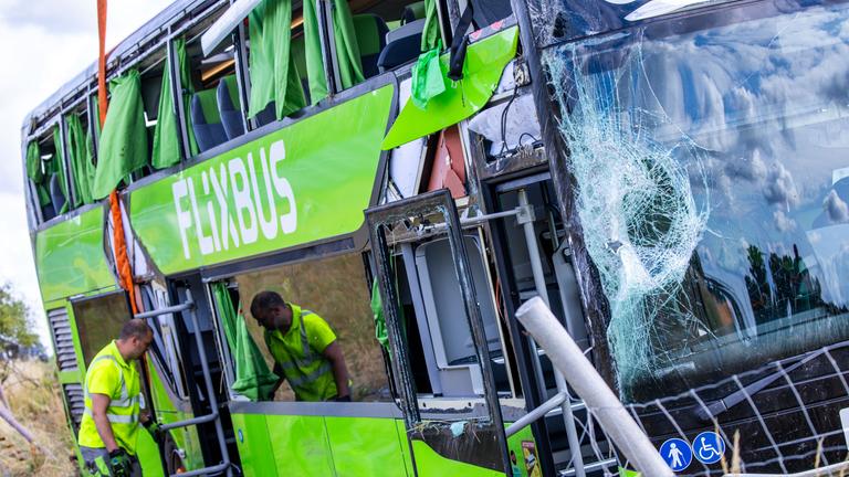 Flixbus auf der A19 umgekippt