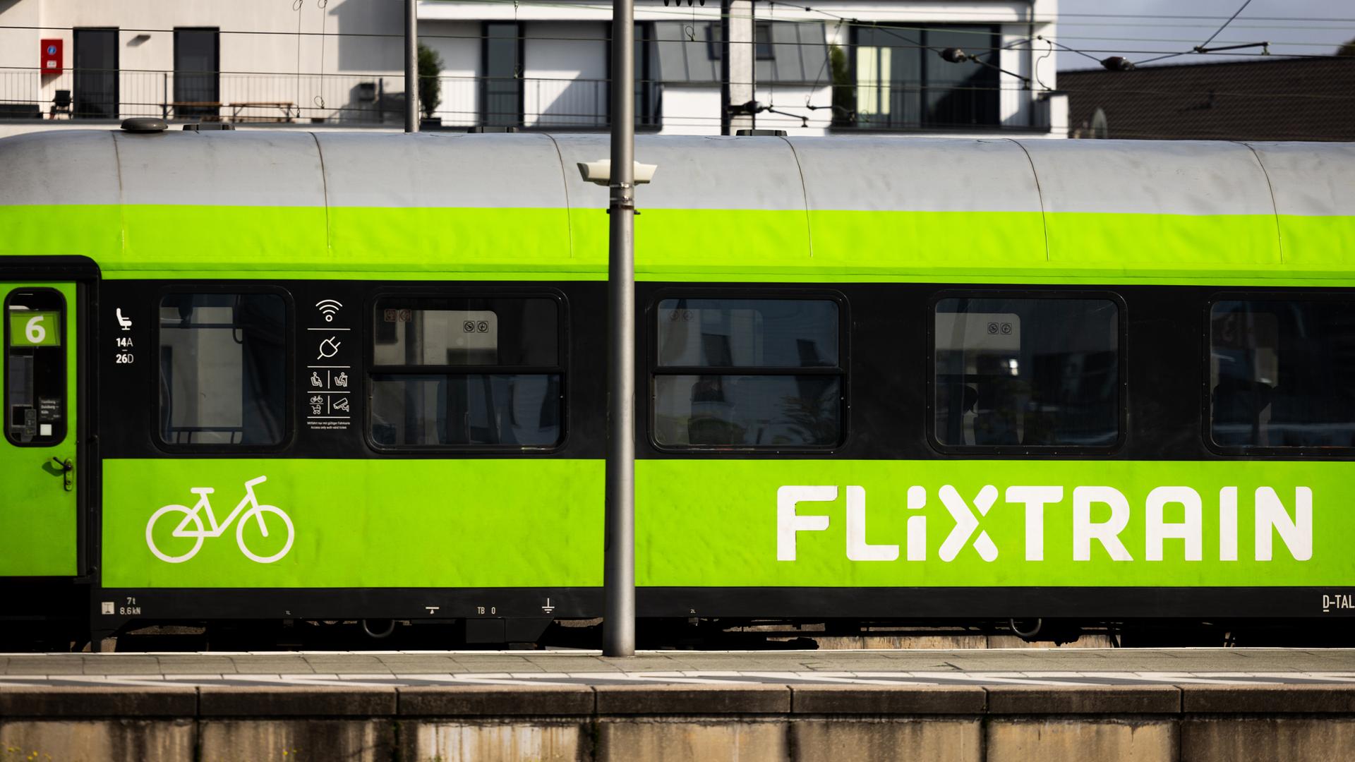 Symbolbild: Ein Flixtrain verlässt den Hauptbahnhof.