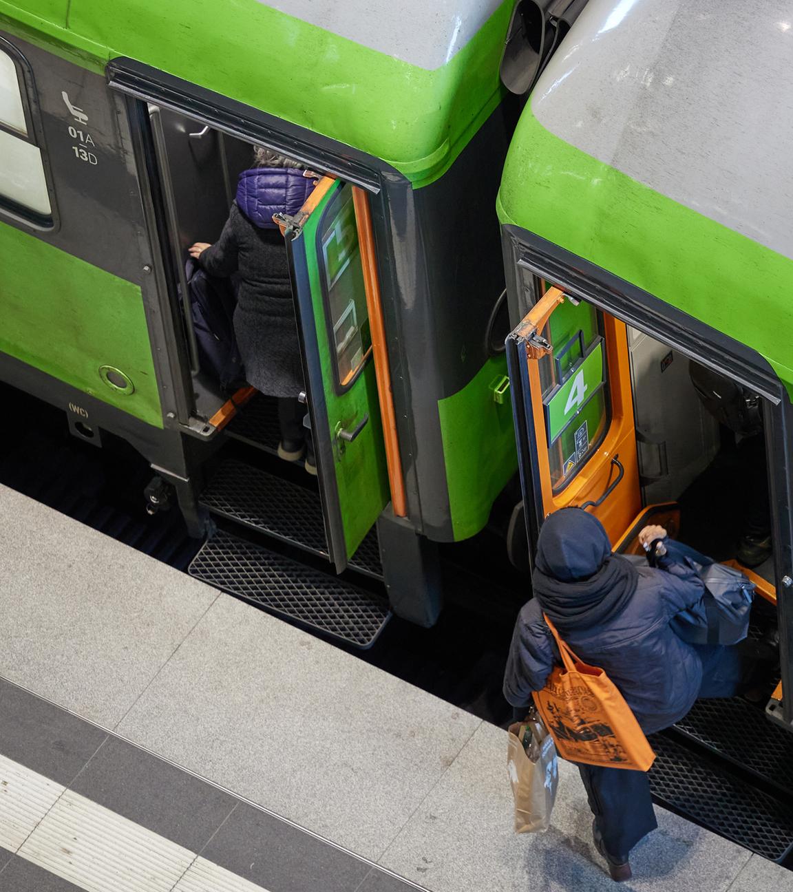 Ein Reisender steigt im Hauptbahnhof in einen Flixtrain. 