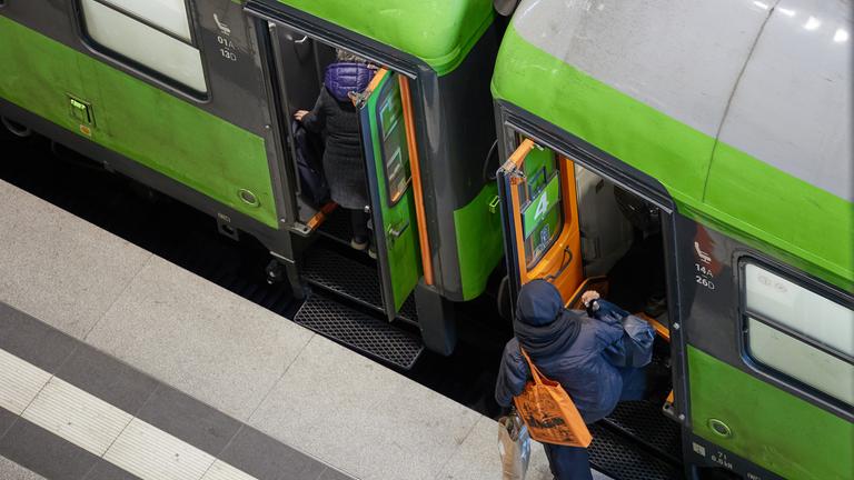 Ein Reisender steigt im Hauptbahnhof in einen Flixtrain. 