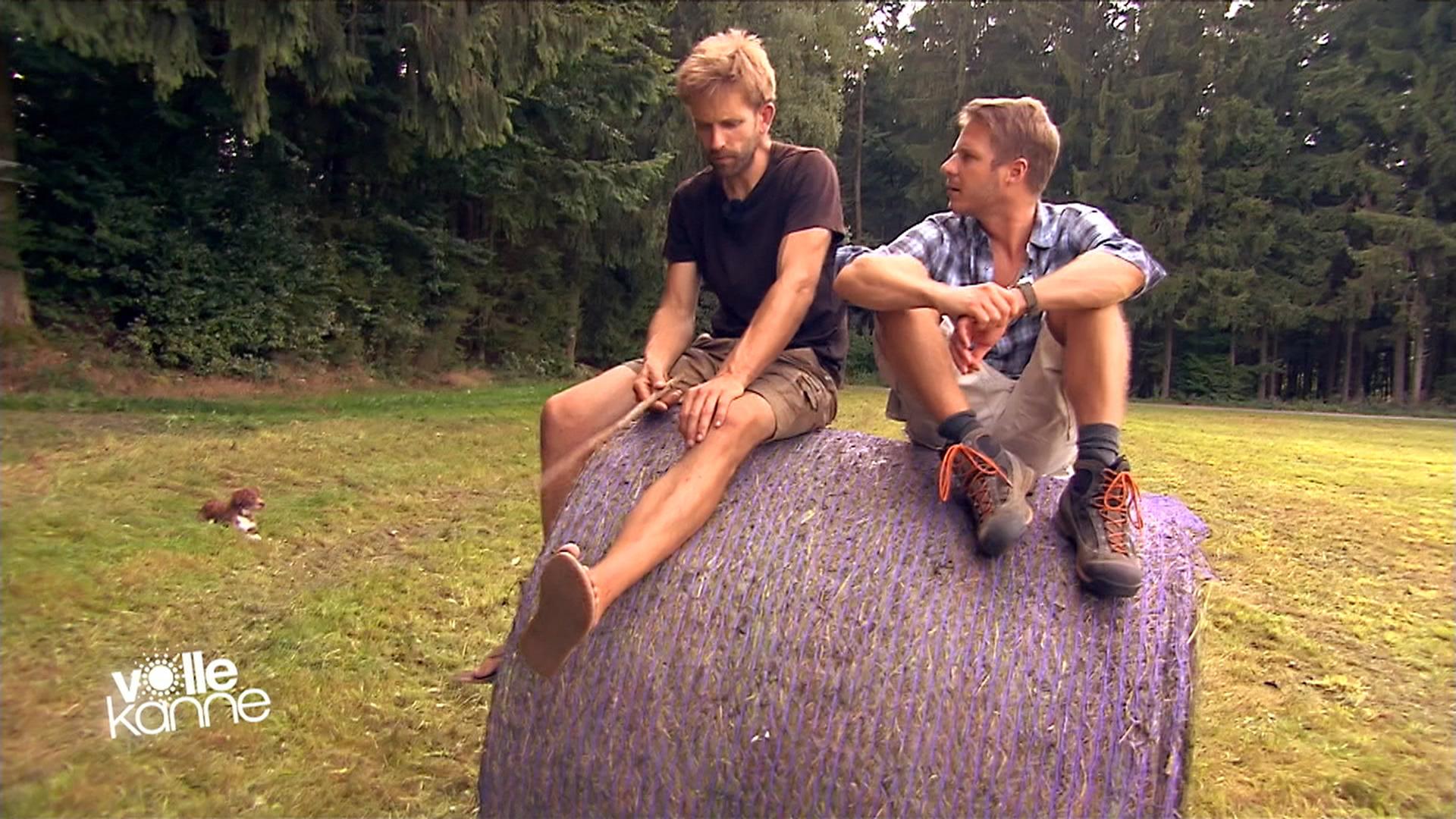 Florian Weiss sitzt mit Odenwald-Tipianer Marc Freukes auf Heuballen.