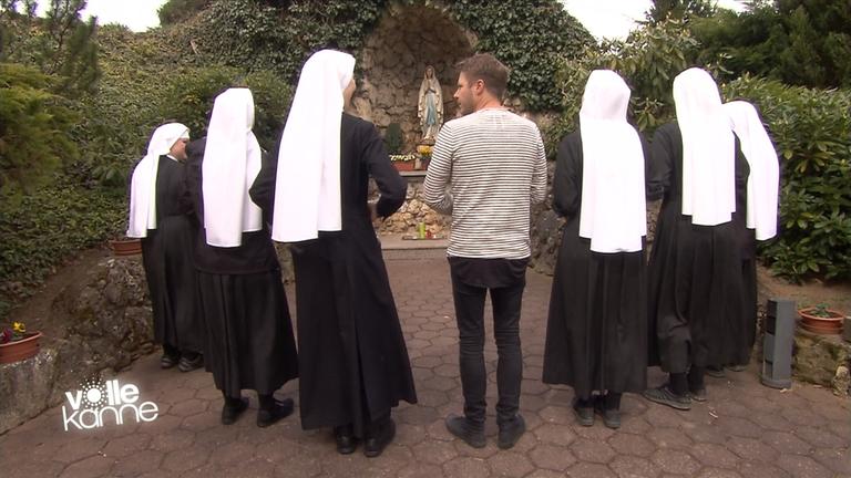 Reporter Florian Weiss macht sich auf, um in einem Kloster zu wohnen und sich den Alltag der Ordensschwestern einmal genauer anzuschauen. 