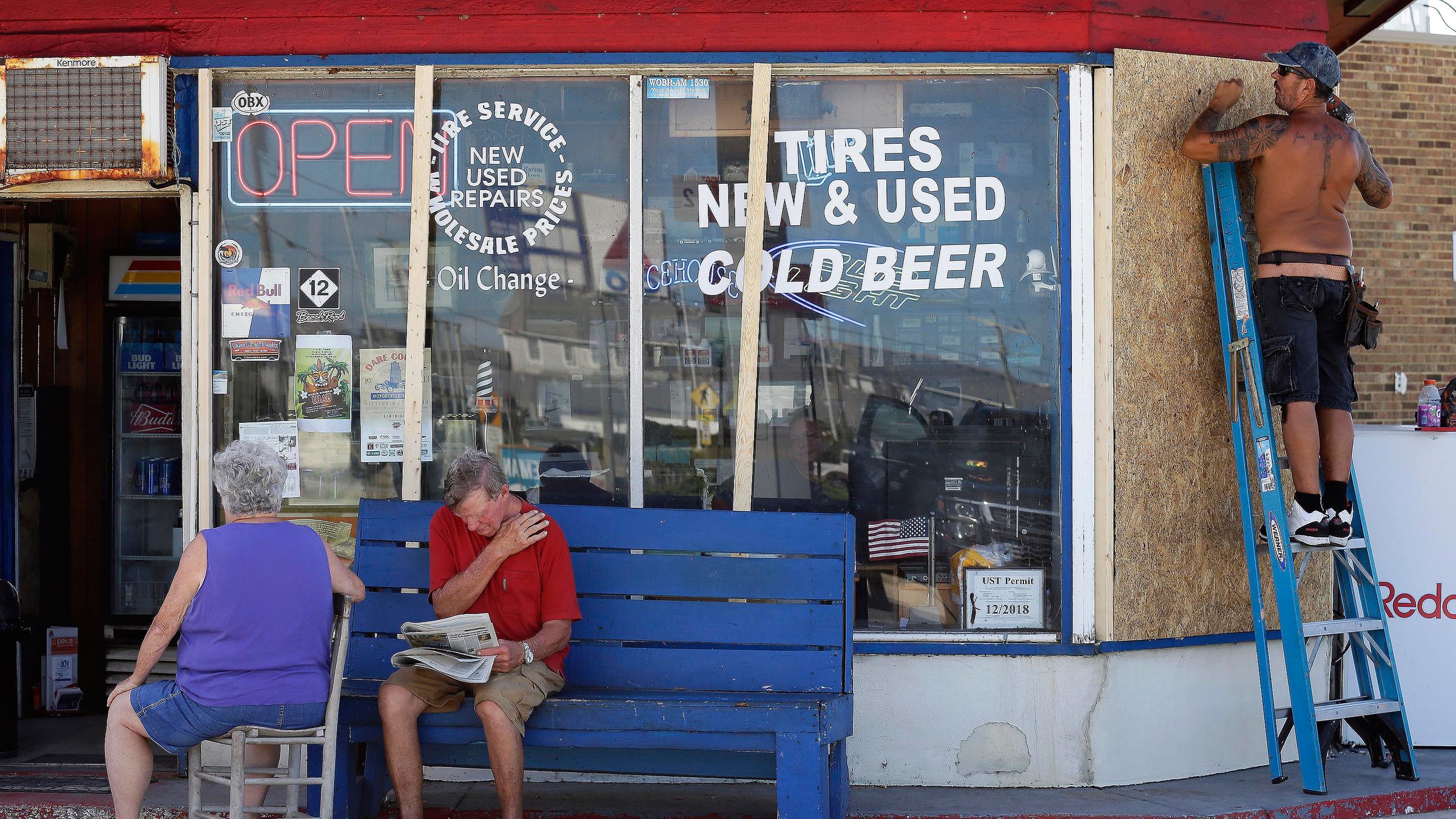 In Nags Head, North Carolina, wird das Fenster von einem Geschäft mit Brettern gesichert.