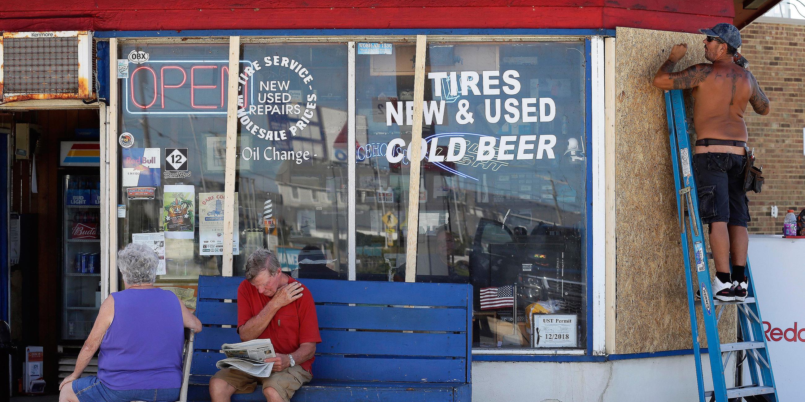In Nags Head, North Carolina, wird das Fenster von einem Geschäft mit Brettern gesichert.